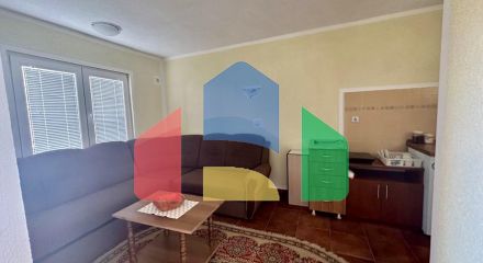 Дом в Сутоморе с 2 апартаментами и видом на море.