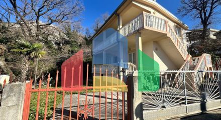 Дом в Сутоморе с 2 апартаментами и видом на море.