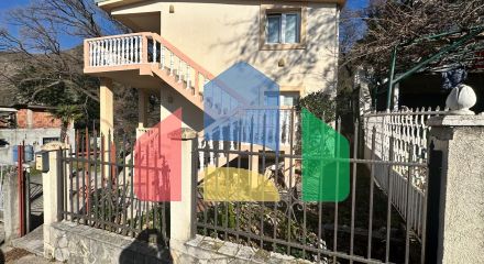 Дом в Сутоморе с 2 апартаментами и видом на море.