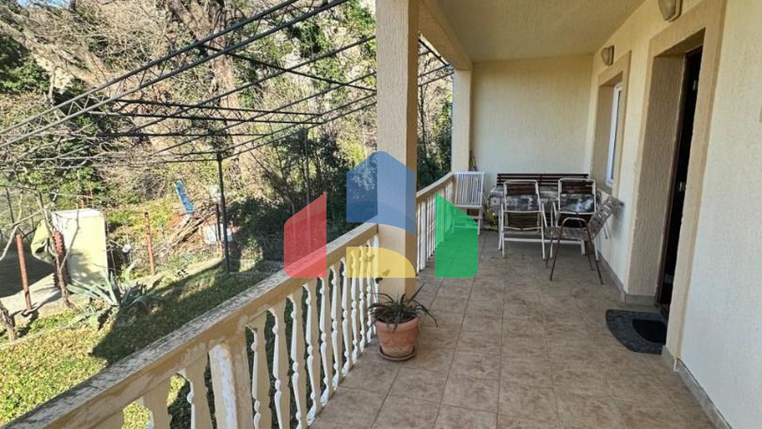 Дом в Сутоморе с 2 апартаментами и видом на море.