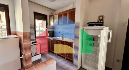 Дом с внутренней лестницей и с 2 спальнями в Сутоморе.