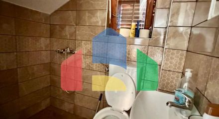 Дом с внутренней лестницей и с 2 спальнями в Сутоморе.