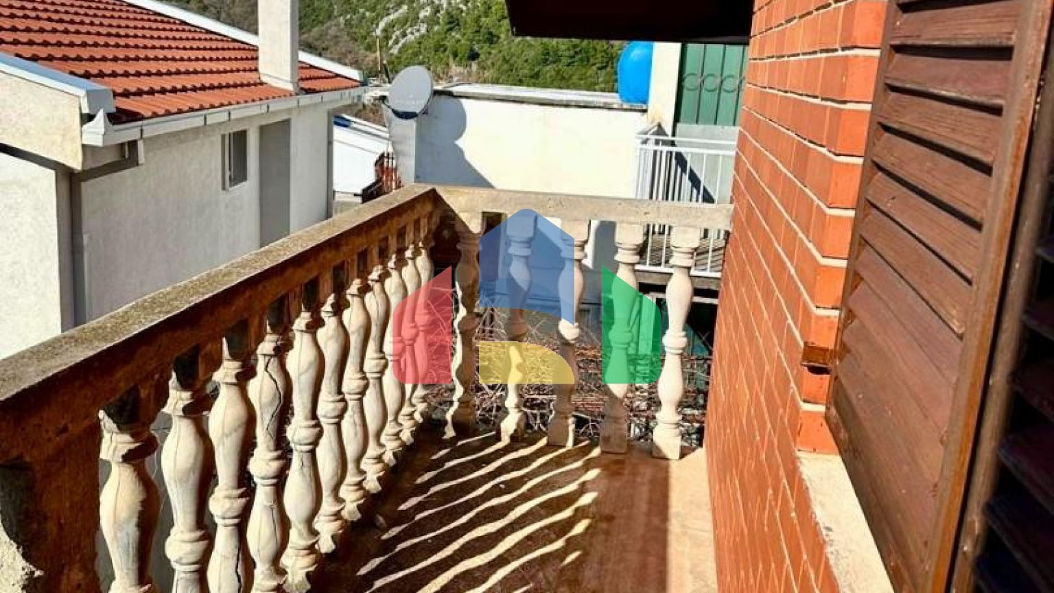 Дом с внутренней лестницей и с 2 спальнями в Сутоморе.