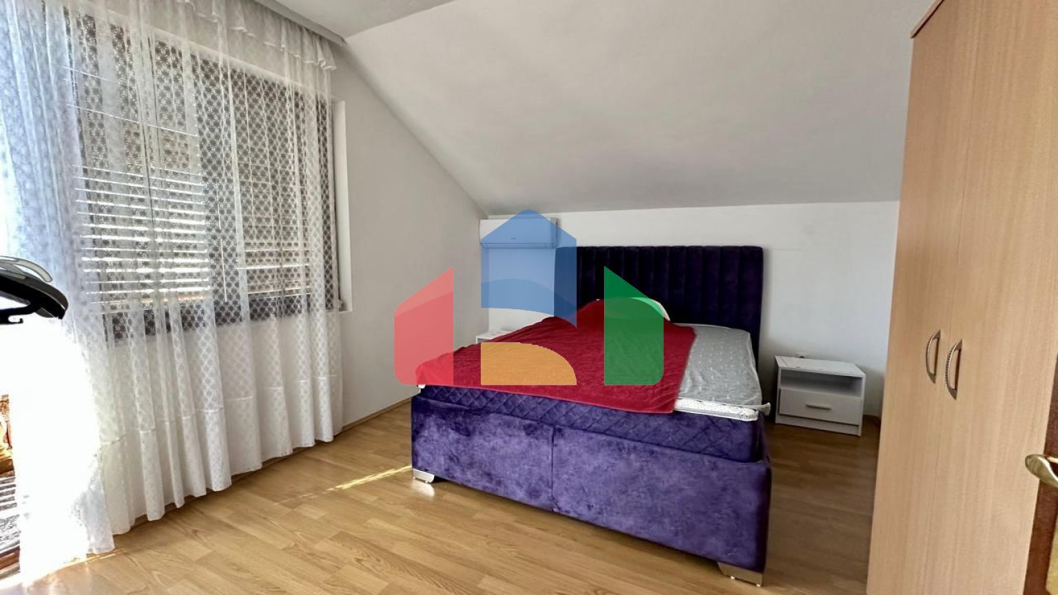 Дом с внутренней лестницей и с 2 спальнями в Сутоморе.