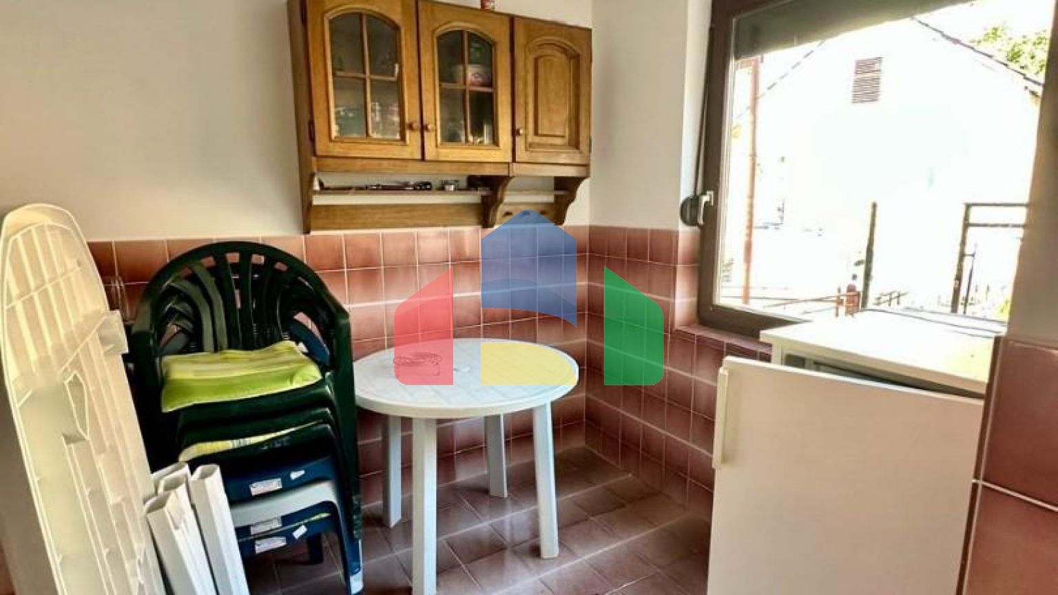 Дом с внутренней лестницей и с 2 спальнями в Сутоморе.