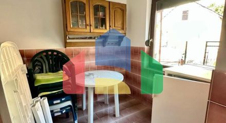 Дом с внутренней лестницей и с 2 спальнями в Сутоморе.