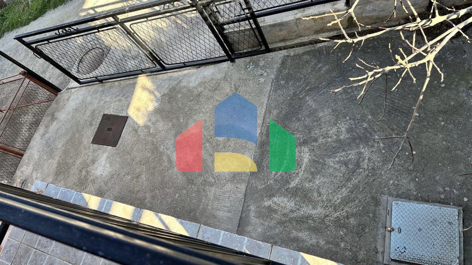 Дом с внутренней лестницей и с 2 спальнями в Сутоморе.