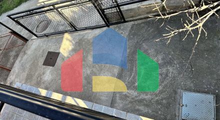 Дом с внутренней лестницей и с 2 спальнями в Сутоморе.