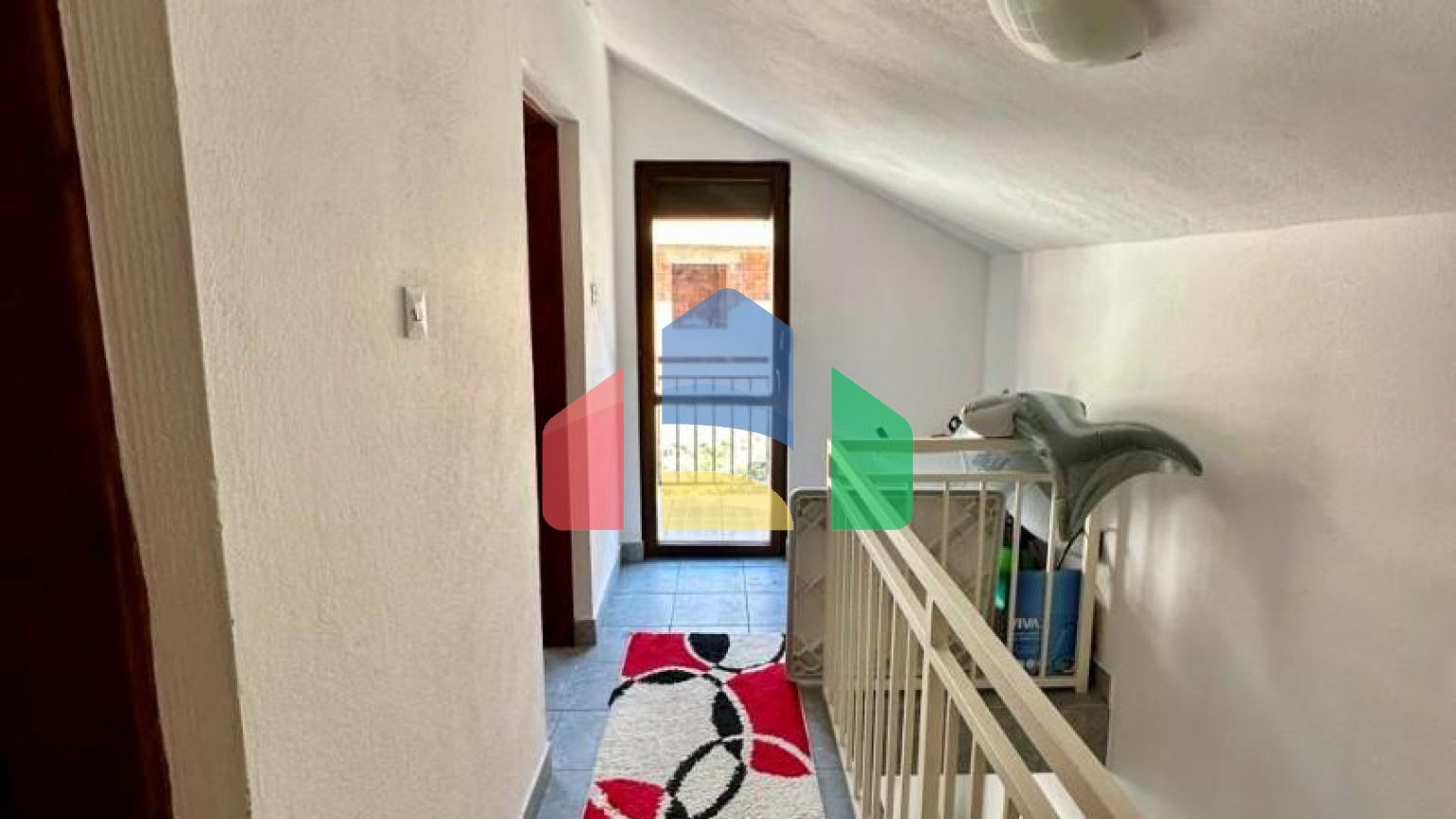 Дом с внутренней лестницей и с 2 спальнями в Сутоморе.