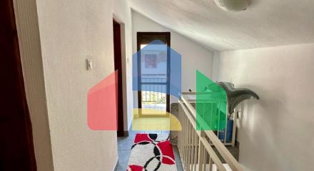 Дом с внутренней лестницей и с 2 спальнями в Сутоморе.