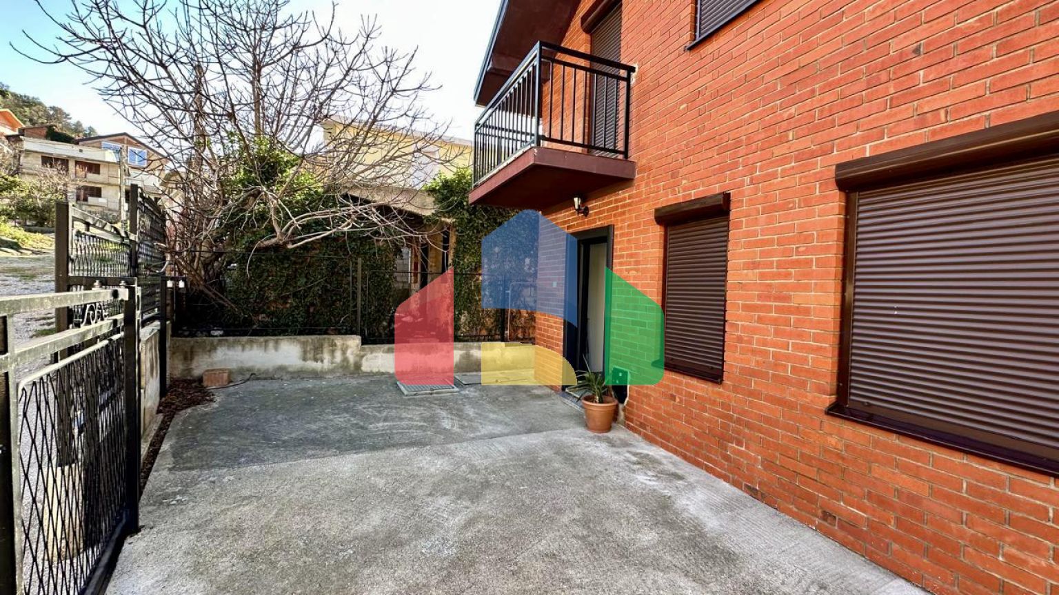 Дом с внутренней лестницей и с 2 спальнями в Сутоморе.