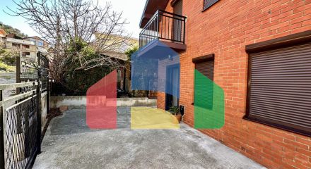 Дом с внутренней лестницей и с 2 спальнями в Сутоморе.