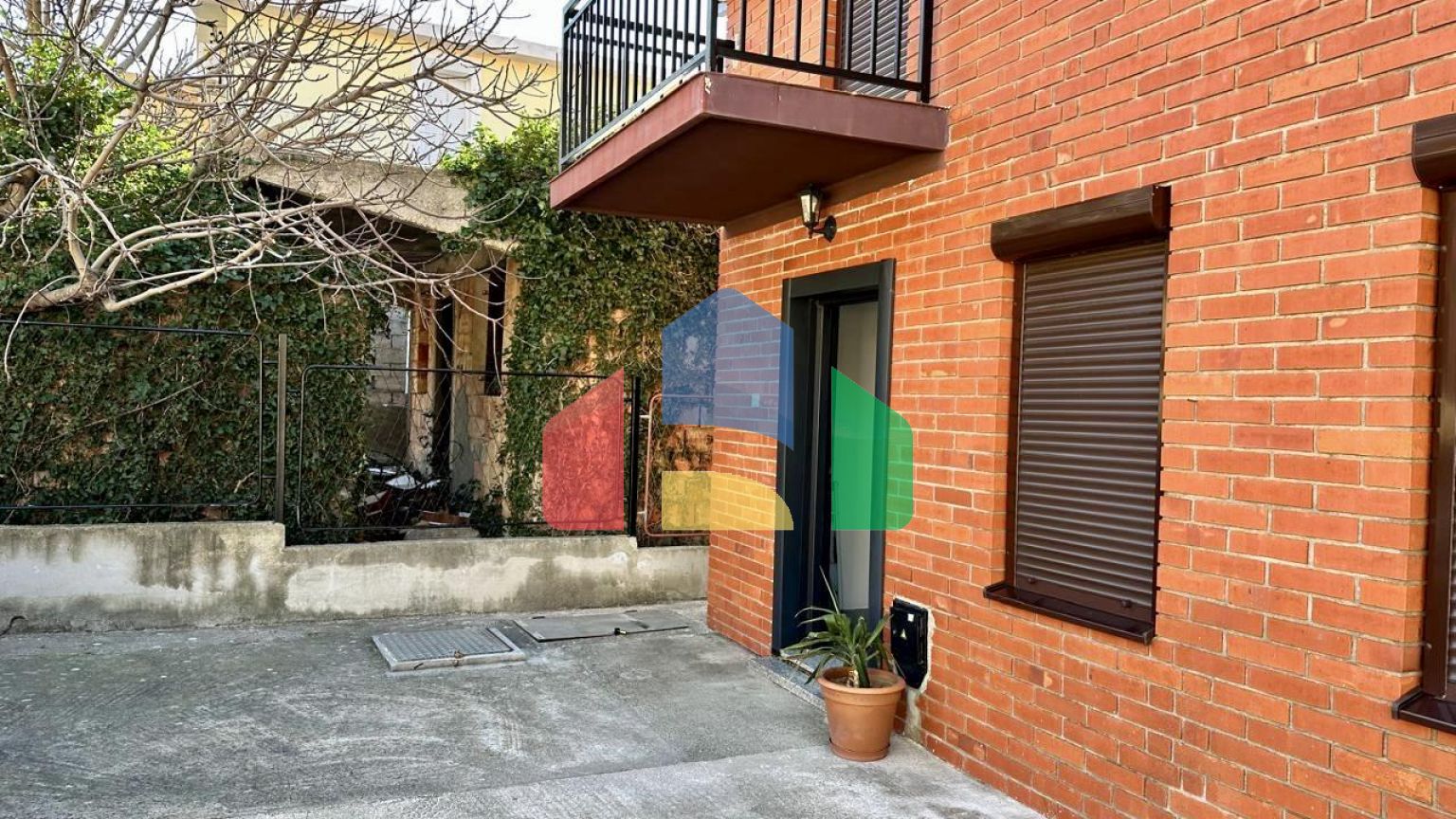 Дом с внутренней лестницей и с 2 спальнями в Сутоморе.