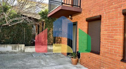 Дом с внутренней лестницей и с 2 спальнями в Сутоморе.