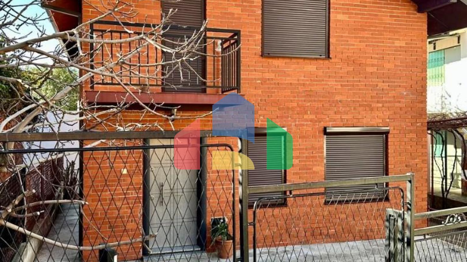 Дом с внутренней лестницей и с 2 спальнями в Сутоморе.