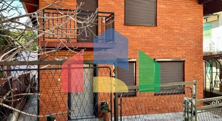 Дом с внутренней лестницей и с 2 спальнями в Сутоморе.