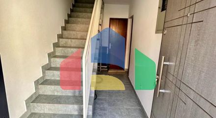 Дом с внутренней лестницей и с 2 спальнями в Сутоморе.