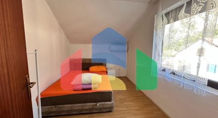 Дом с внутренней лестницей и с 2 спальнями в Сутоморе.