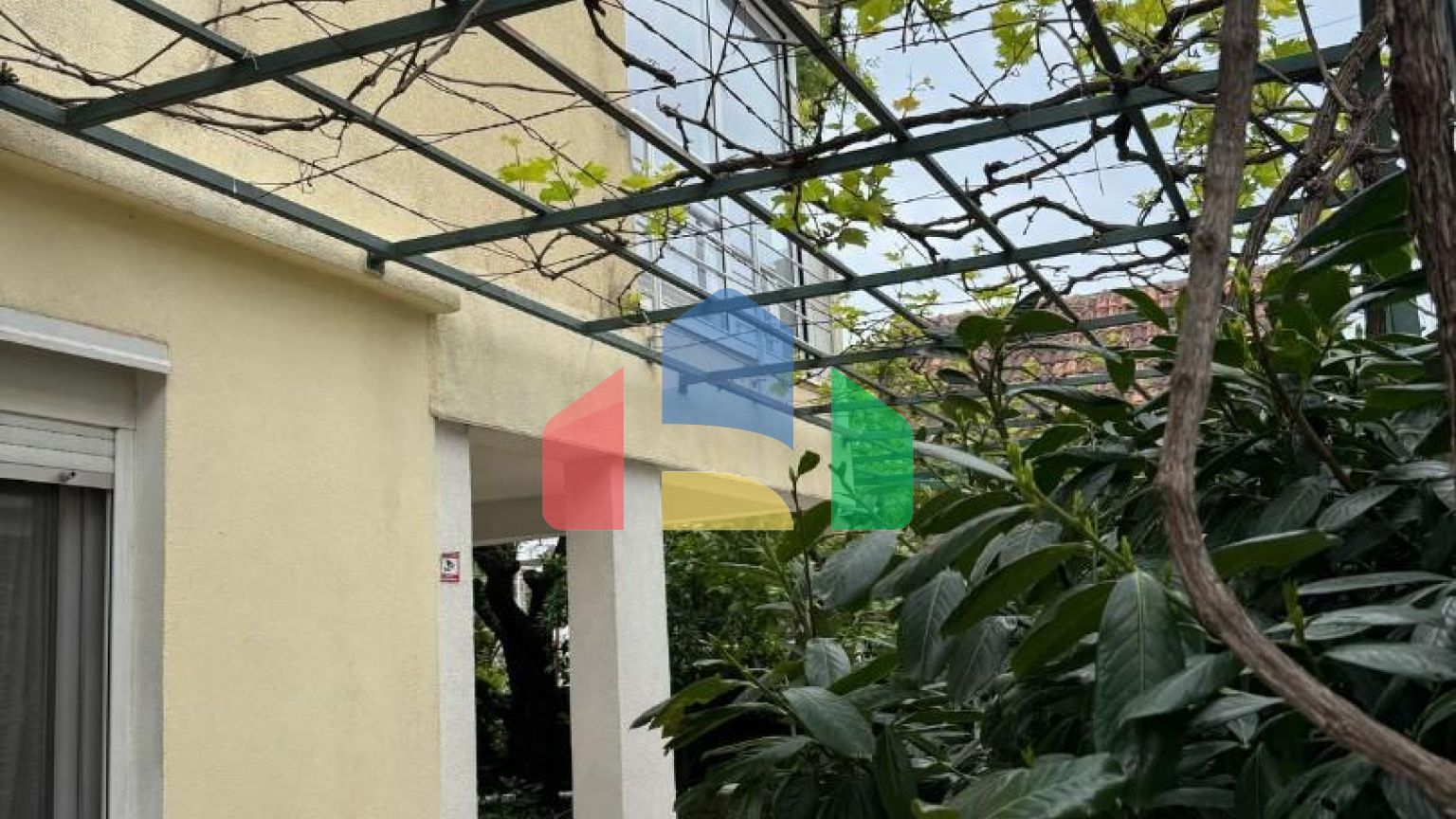 Просторный дом и апартаменты для аренды в Сутоморе.