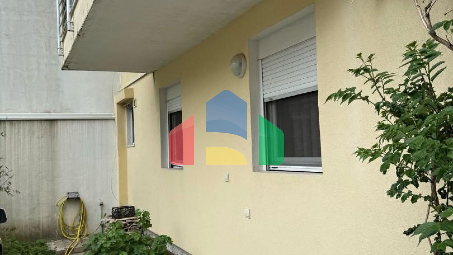 Просторный дом и апартаменты для аренды в Сутоморе.