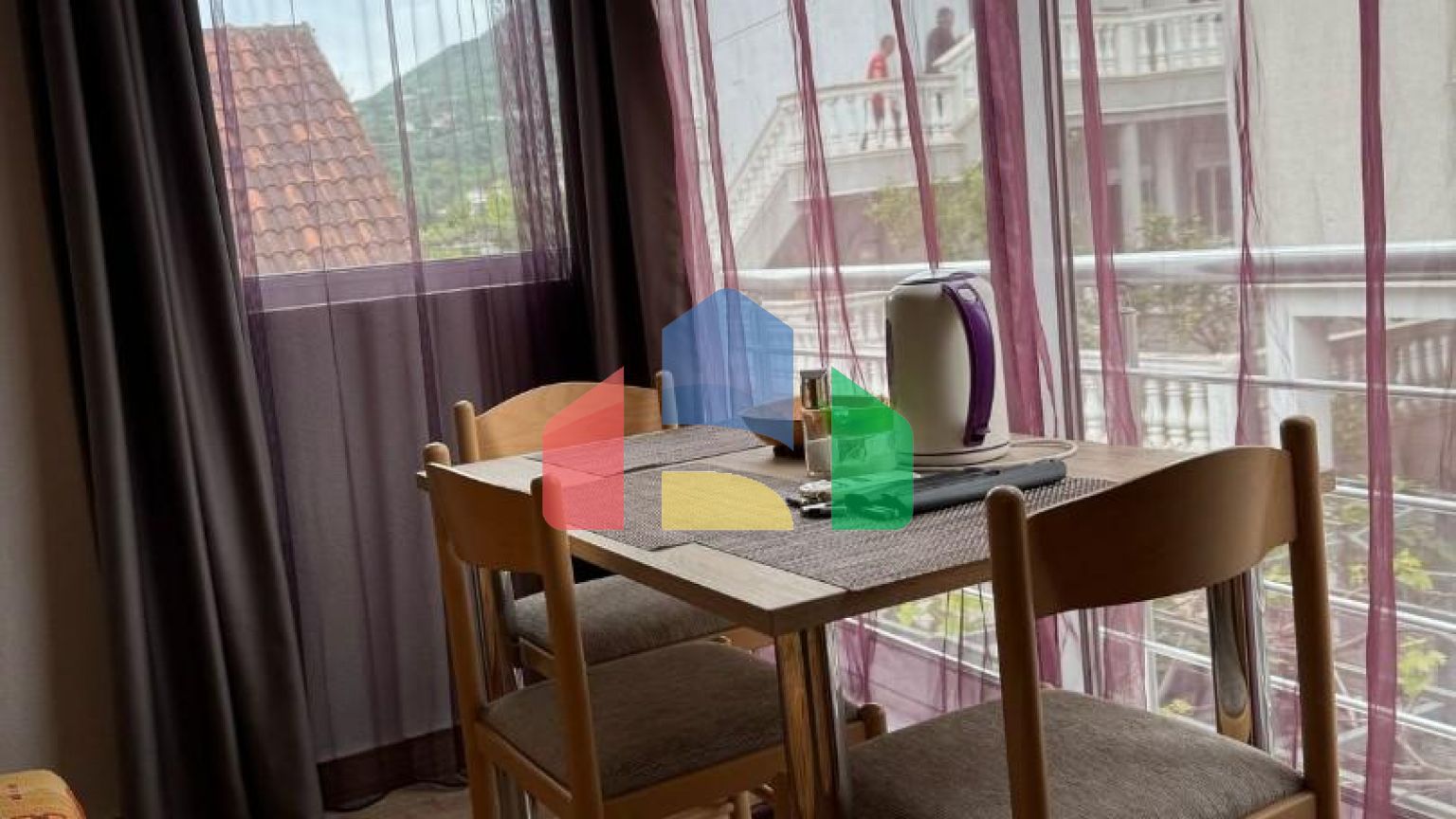 Просторный дом и апартаменты для аренды в Сутоморе.