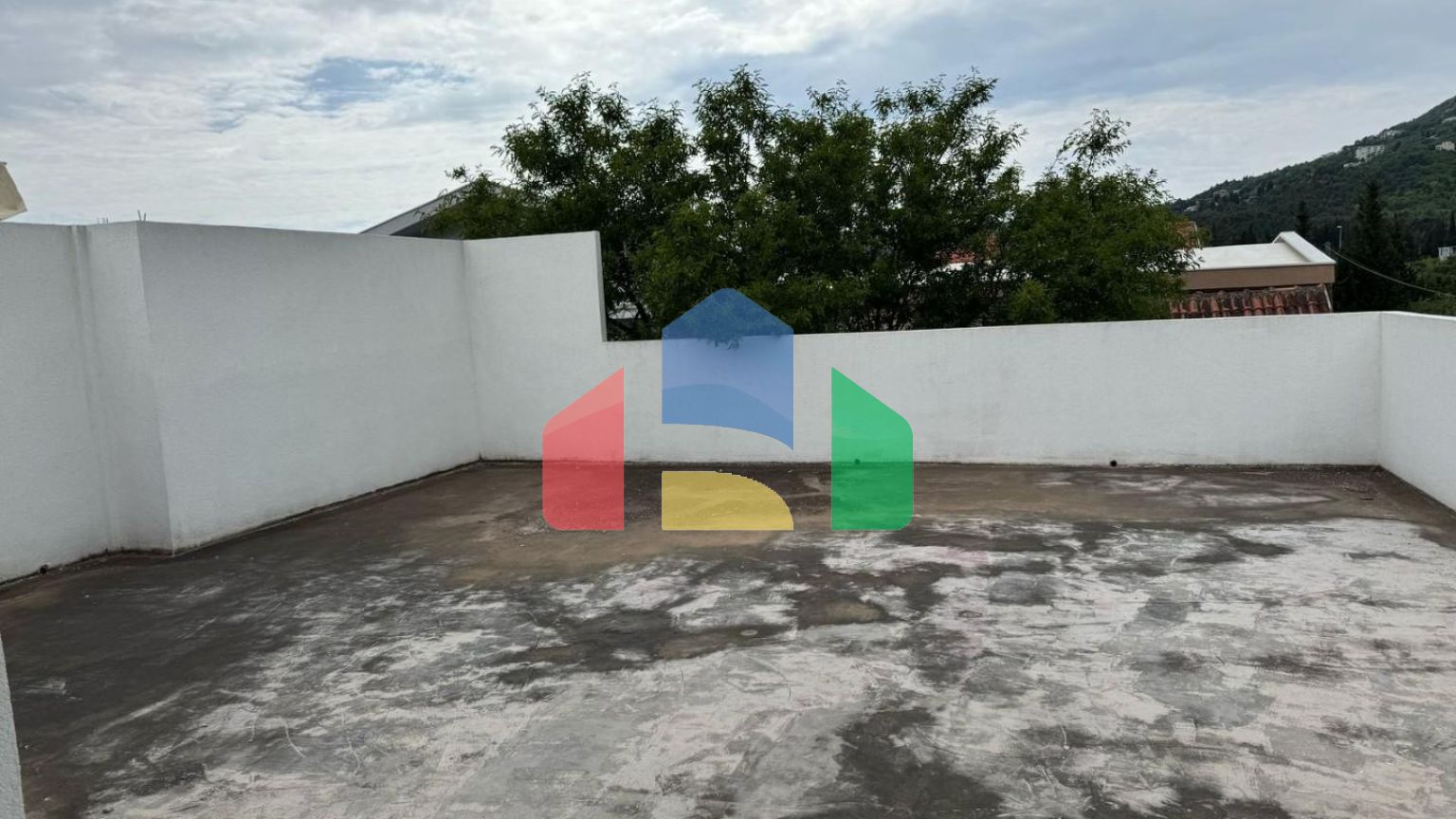 Просторный дом и апартаменты для аренды в Сутоморе.