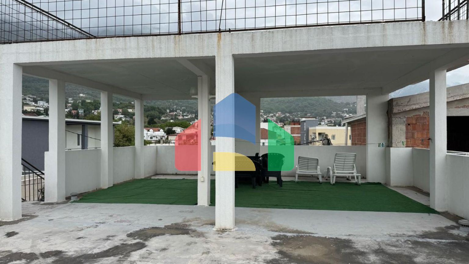 Просторный дом и апартаменты для аренды в Сутоморе.