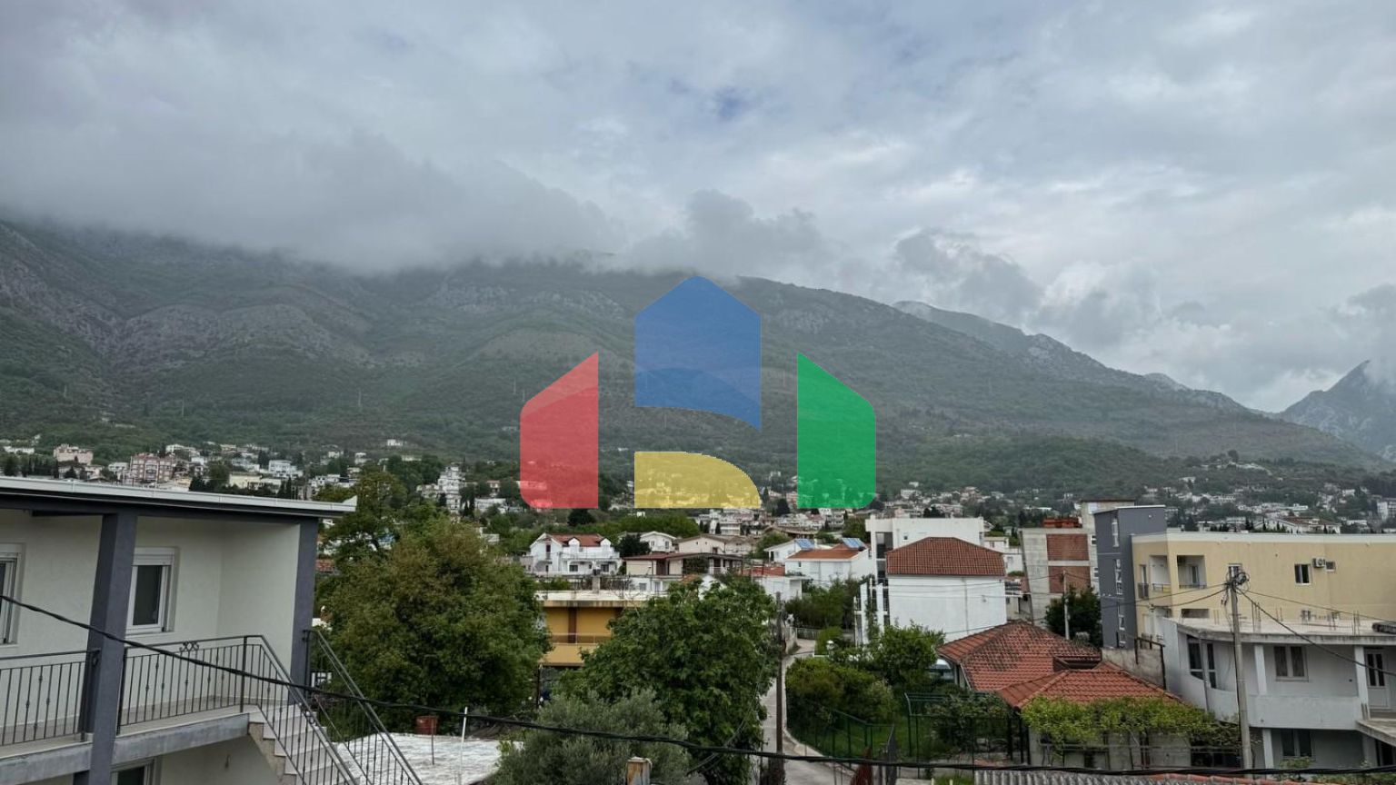 Просторный дом и апартаменты для аренды в Сутоморе.