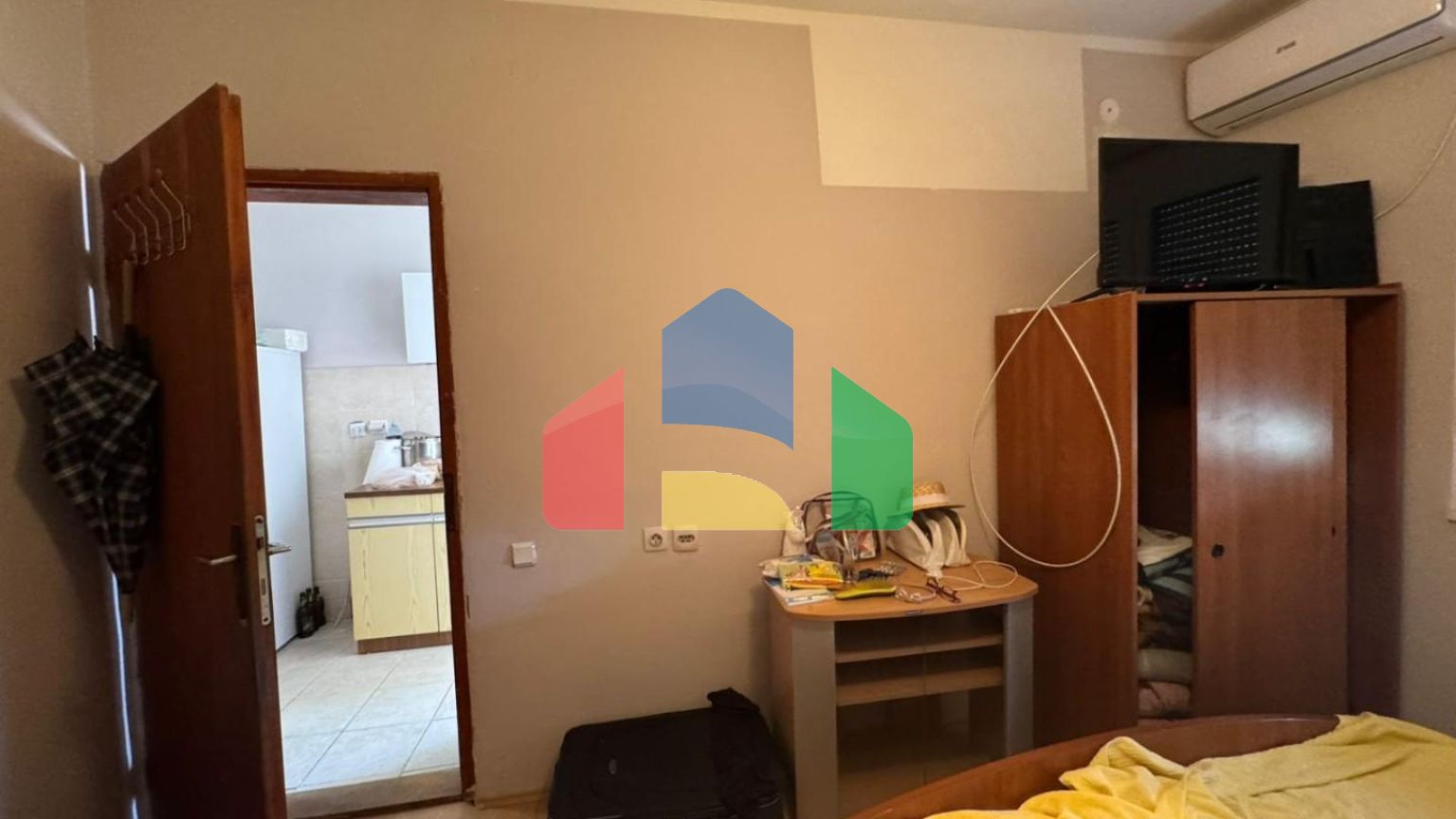 Продаётся этаж дома с двумя апартаментами в Сутоморе ниже магистрали