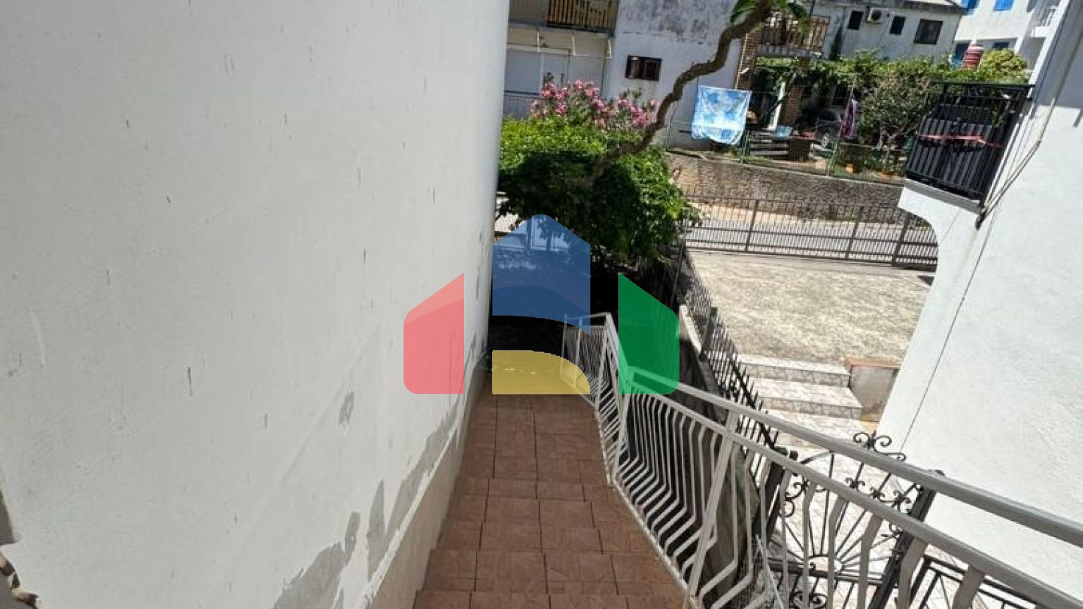 Продаётся этаж дома с двумя апартаментами в Сутоморе ниже магистрали