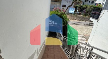 Продаётся этаж дома с двумя апартаментами в Сутоморе ниже магистрали