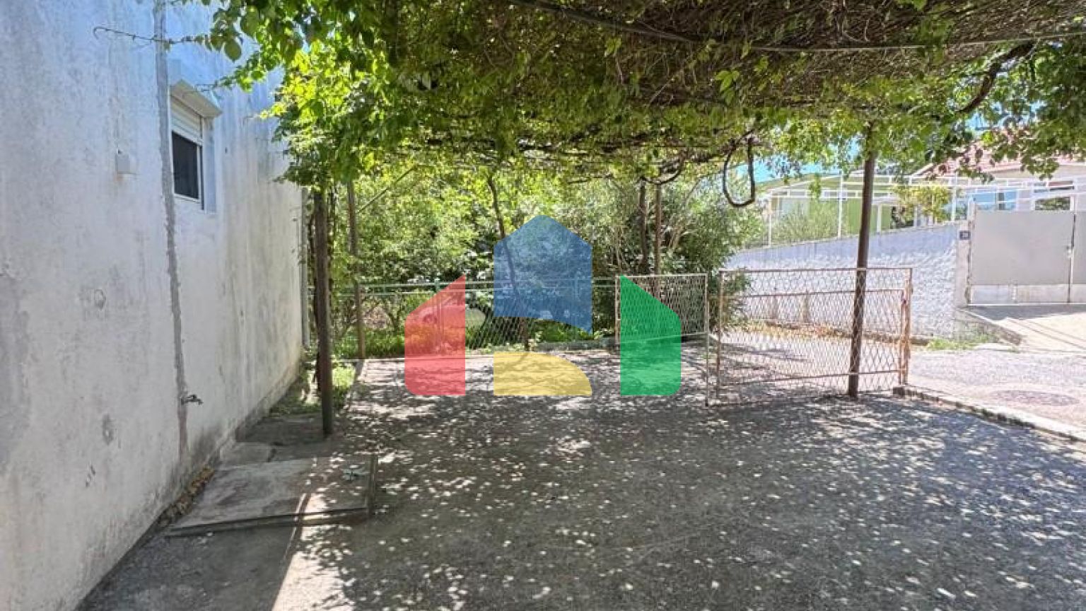 Продаётся этаж дома с двумя апартаментами в Сутоморе ниже магистрали