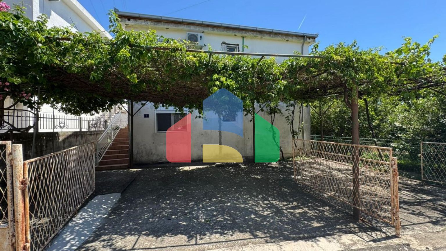 Продаётся этаж дома с двумя апартаментами в Сутоморе ниже магистрали