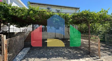 Продаётся этаж дома с двумя апартаментами в Сутоморе ниже магистрали