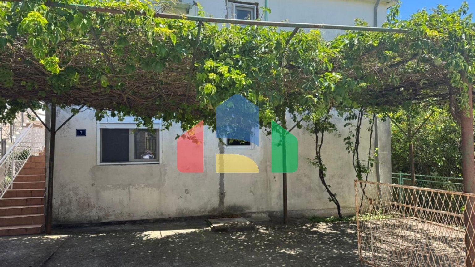 Продаётся этаж дома с двумя апартаментами в Сутоморе ниже магистрали