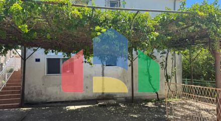 Продаётся этаж дома с двумя апартаментами в Сутоморе ниже магистрали