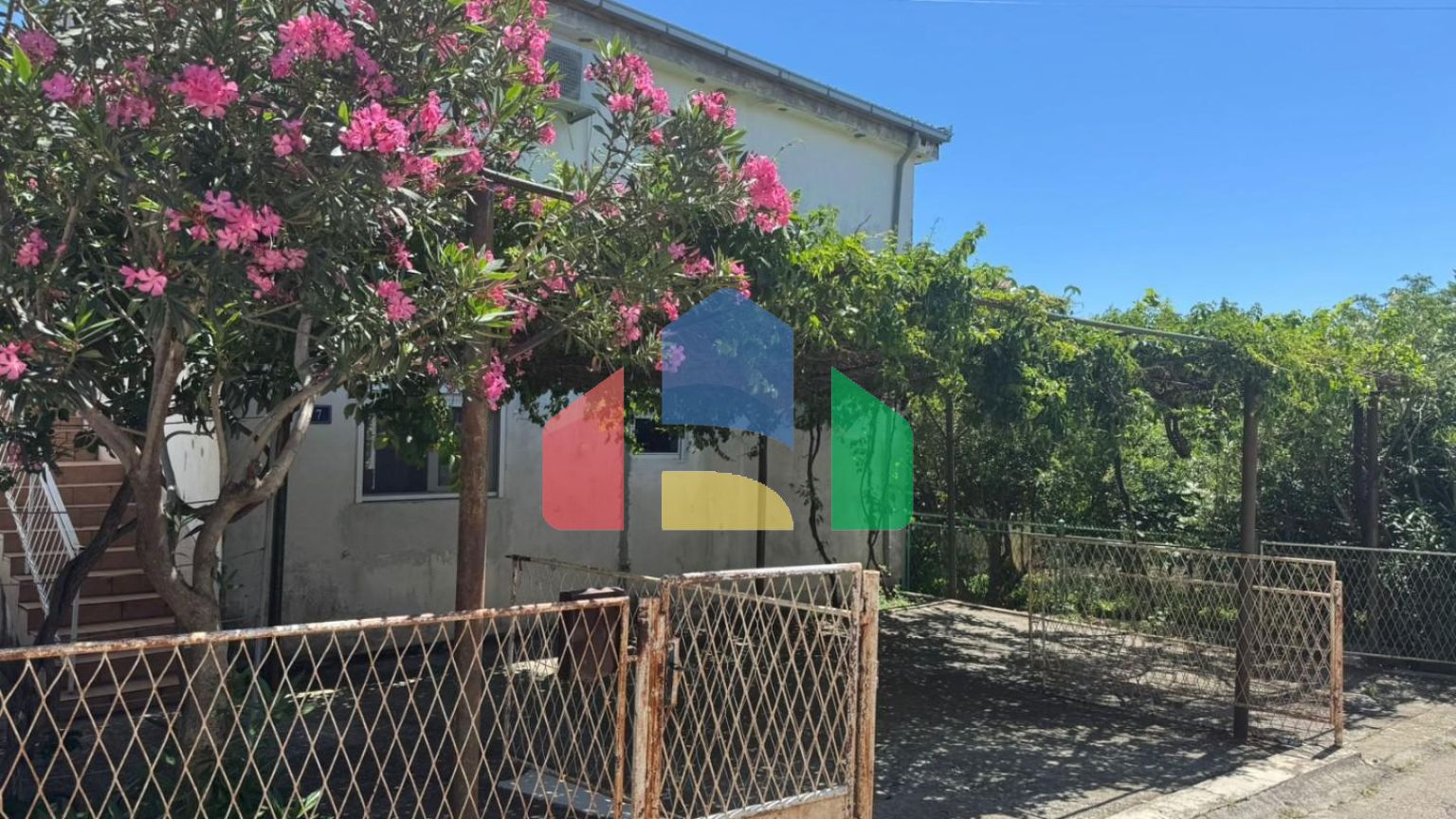 Продаётся этаж дома с двумя апартаментами в Сутоморе ниже магистрали