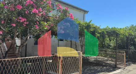 Продаётся этаж дома с двумя апартаментами в Сутоморе ниже магистрали