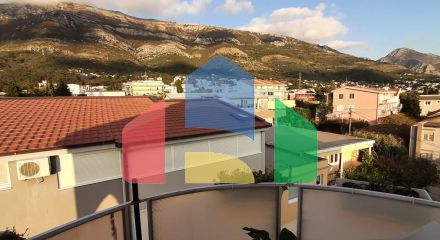 Квартира с двумя спальнями и тремя террасами ниже магистрали в Сутоморе