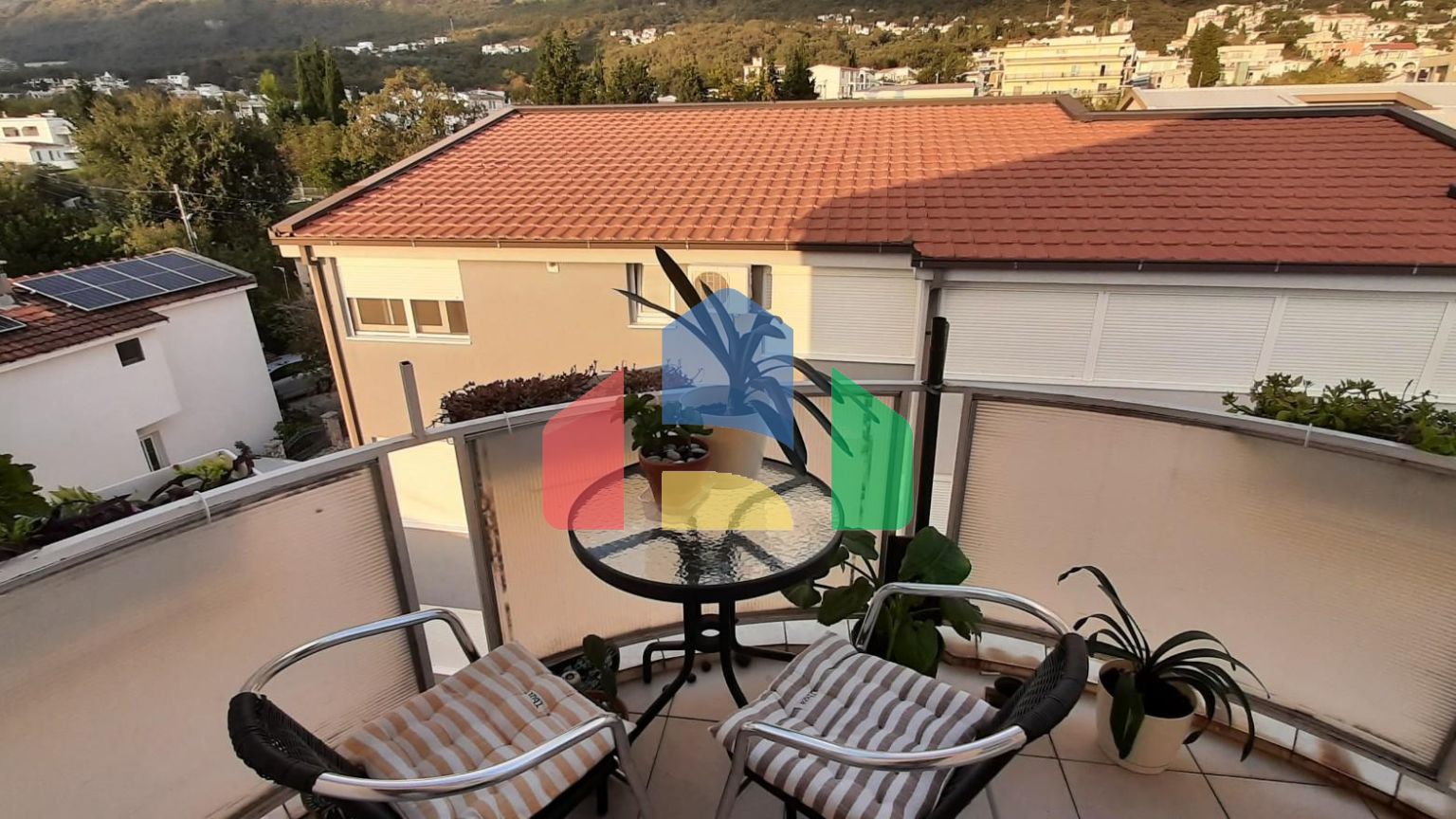 Квартира с двумя спальнями и тремя террасами ниже магистрали в Сутоморе