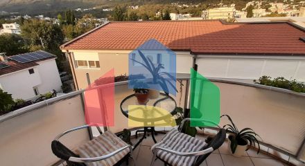 Квартира с двумя спальнями и тремя террасами ниже магистрали в Сутоморе