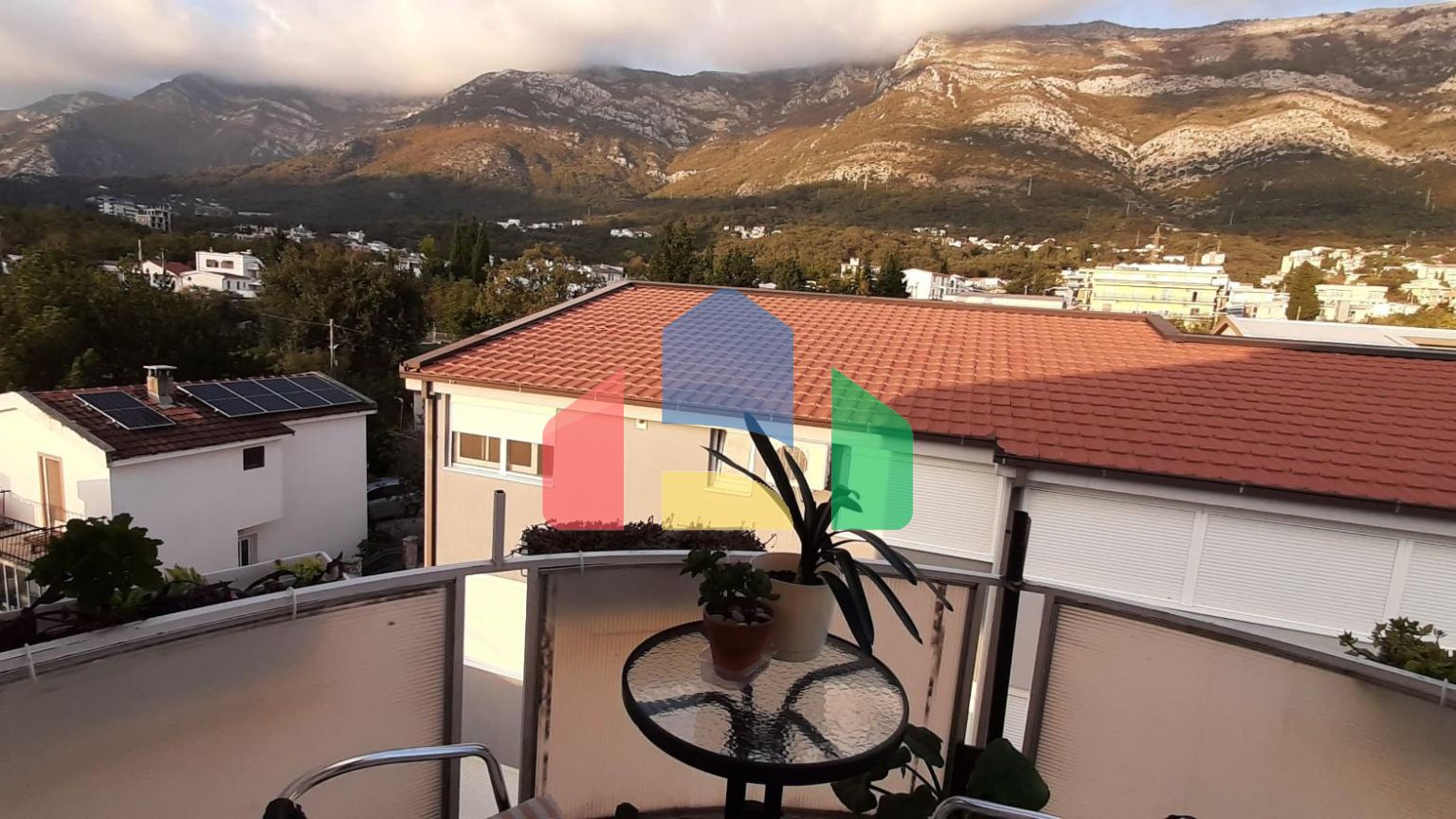 Квартира с двумя спальнями и тремя террасами ниже магистрали в Сутоморе