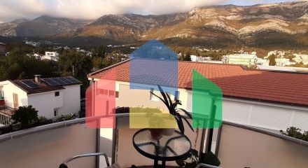 Квартира с двумя спальнями и тремя террасами ниже магистрали в Сутоморе