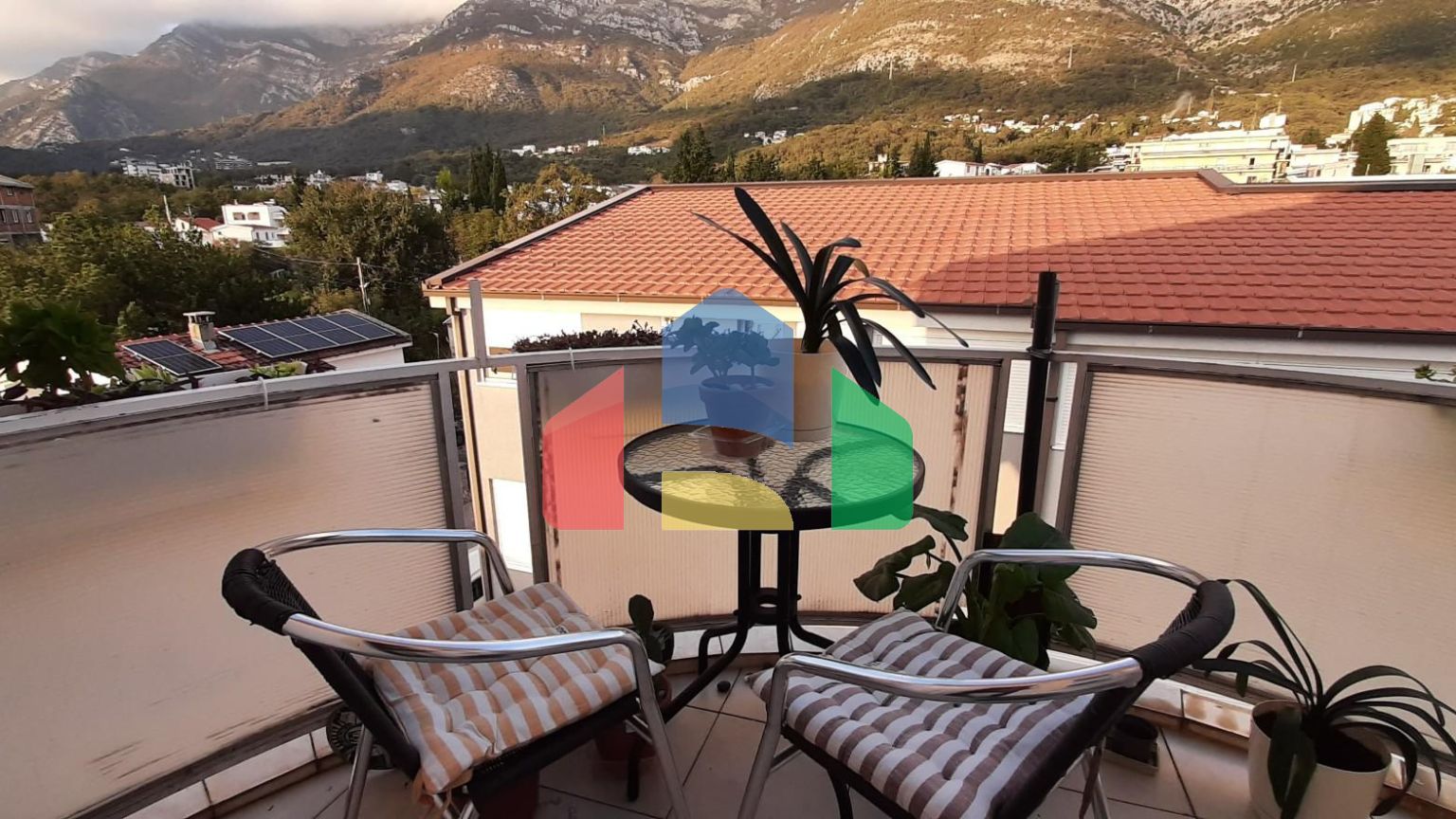 Квартира с двумя спальнями и тремя террасами ниже магистрали в Сутоморе