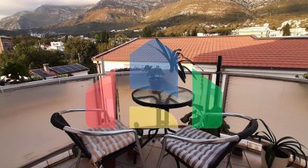 Квартира с двумя спальнями и тремя террасами ниже магистрали в Сутоморе