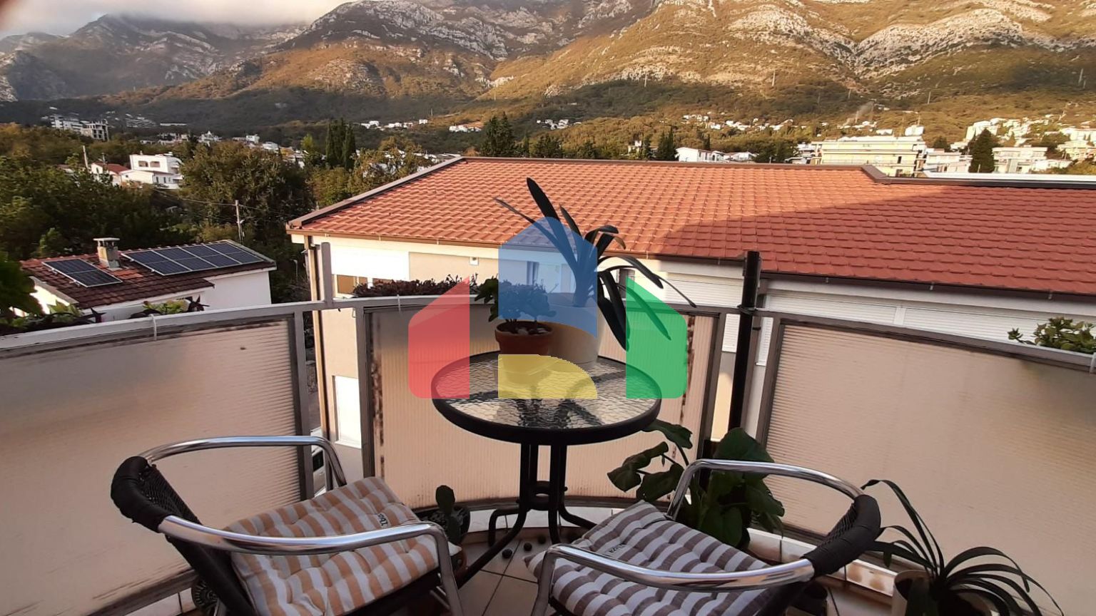 Квартира с двумя спальнями и тремя террасами ниже магистрали в Сутоморе