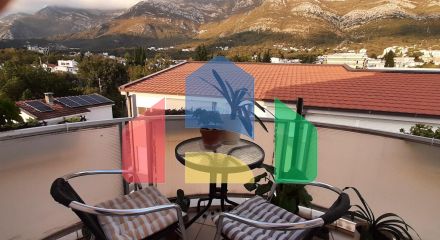 Квартира с двумя спальнями и тремя террасами ниже магистрали в Сутоморе