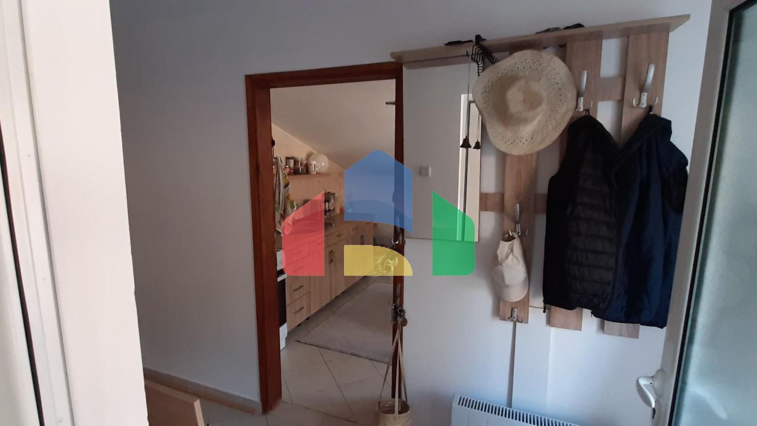 Квартира с двумя спальнями и тремя террасами ниже магистрали в Сутоморе