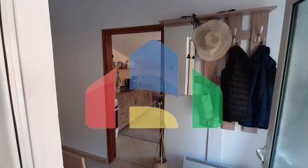 Квартира с двумя спальнями и тремя террасами ниже магистрали в Сутоморе