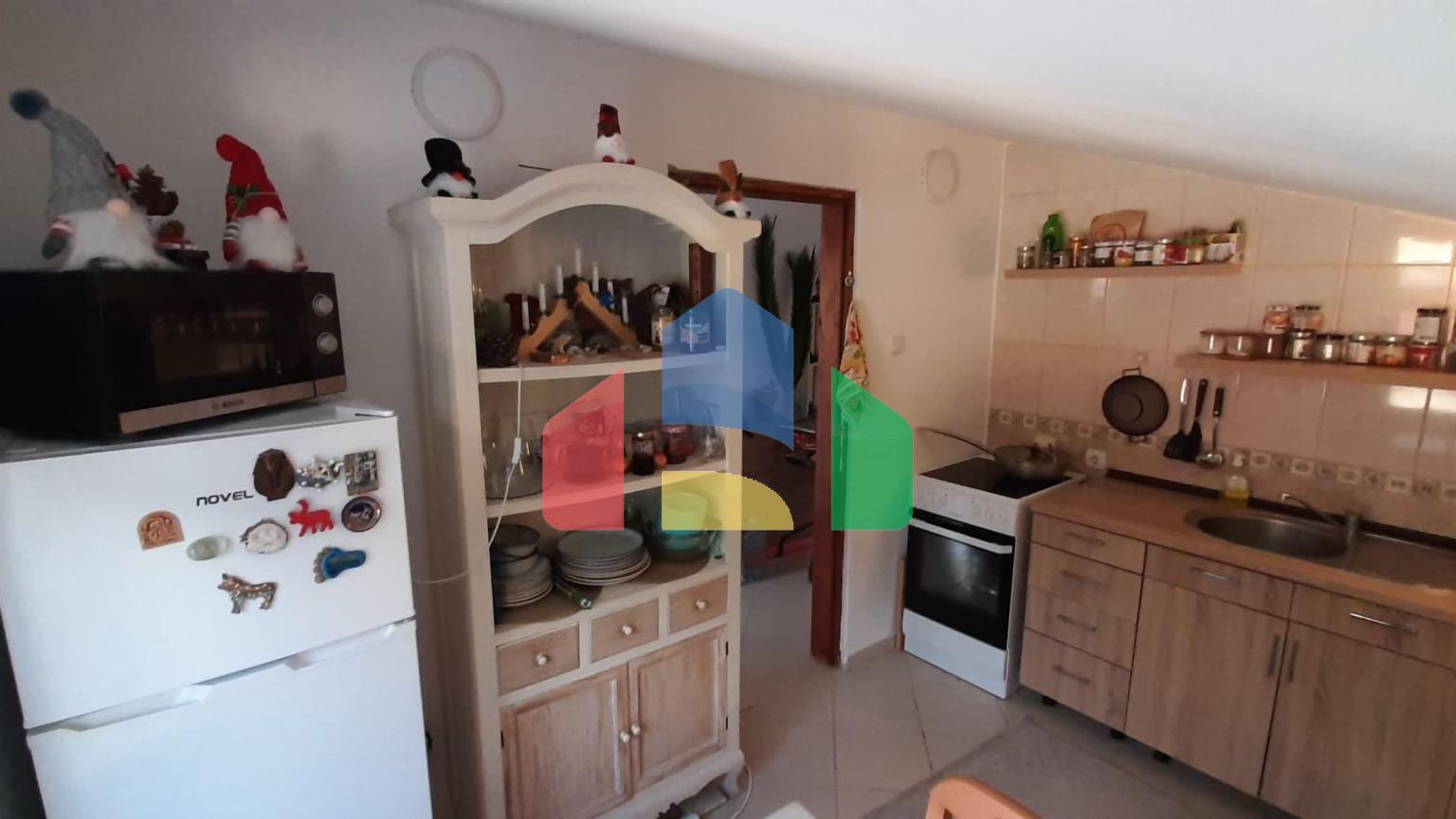 Квартира с двумя спальнями и тремя террасами ниже магистрали в Сутоморе